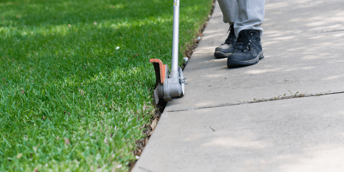 un especialista en jardinería de ABC brindando servicios de mantenimiento jardines