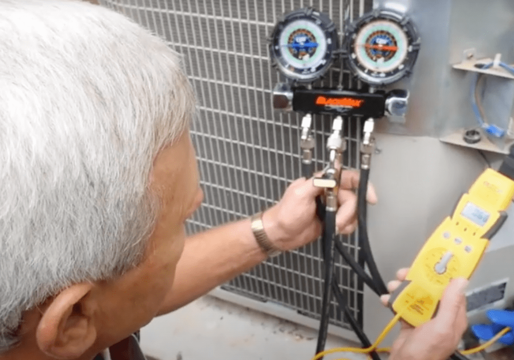 un especialista de ABC reparando la unidad de aire acondicionado en una casa