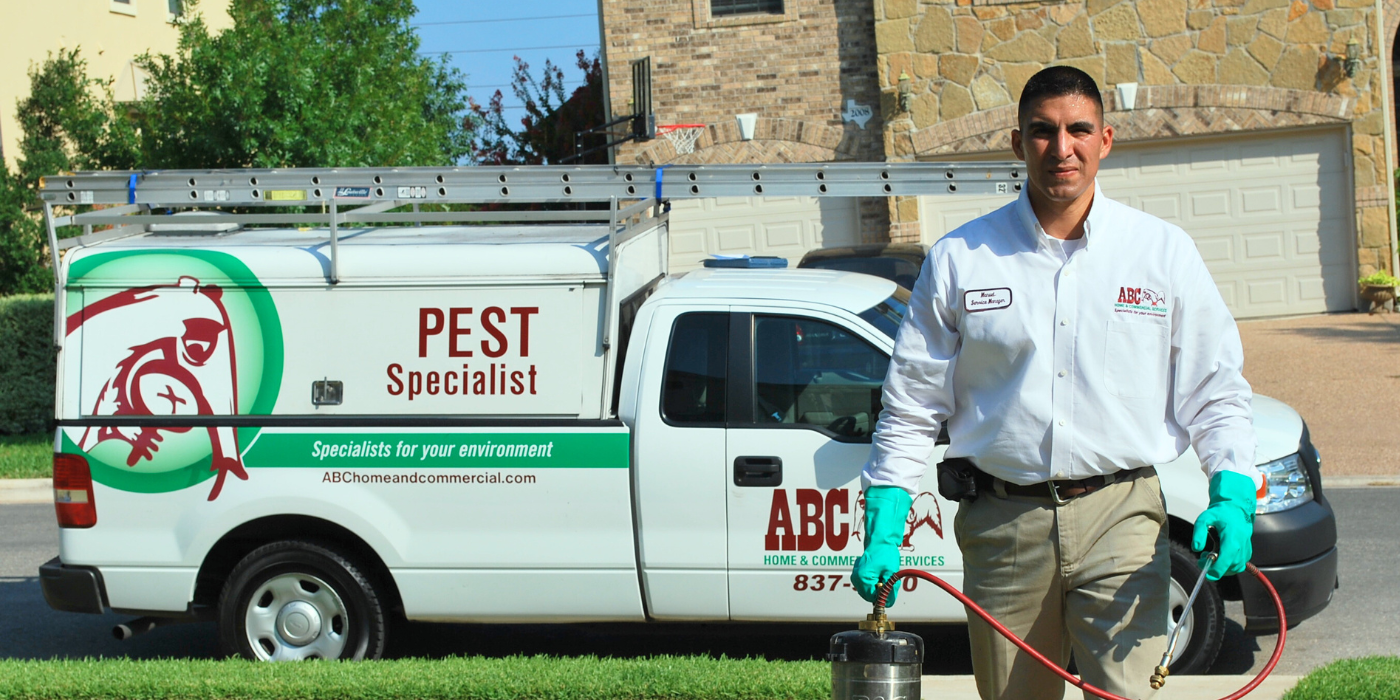 Un técnico de ABC en uniforme