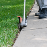 Un especialista en jardinería de ABC brindando servicios de mantenimiento jardines